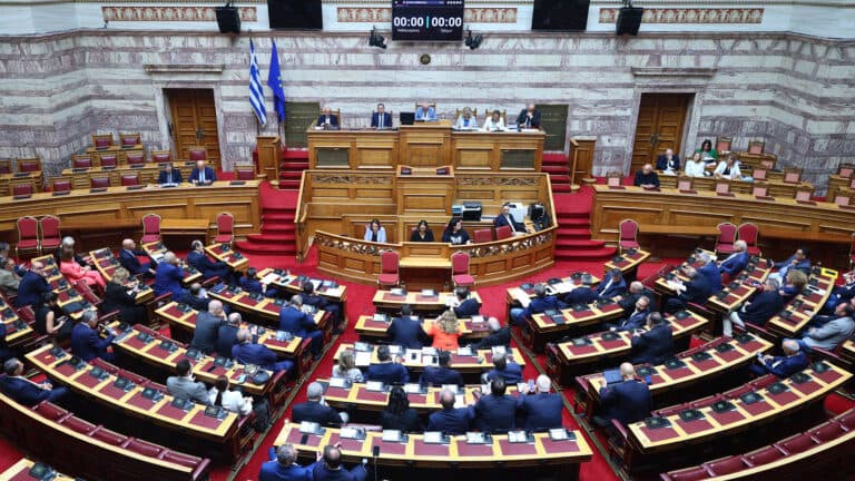 Βουλή: Με τις ψήφους ΝΔ και ΠΑΣΟΚ πέρασε η τροπολογία Χρυσοχοΐδη για την οπλοκατοχή