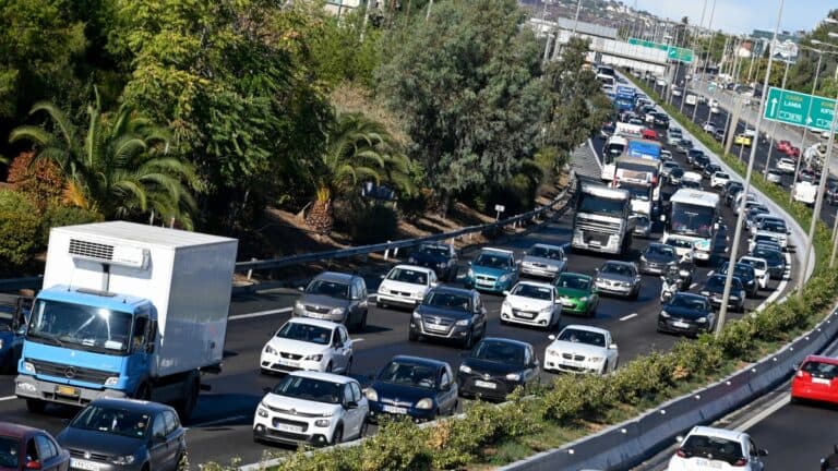 Κίνηση στους δρόμους: «Πήζουν» Κηφισός και Κηφισίας - Πού εντοπίζονται τα μεγαλύτερα προβλήματα