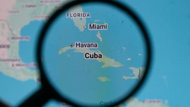 Και άλλο μέτωπο ανοίγει ο Τραμπ: Δασμοί σε όποια χώρα δίνει πετρέλαιο στην Κούβα