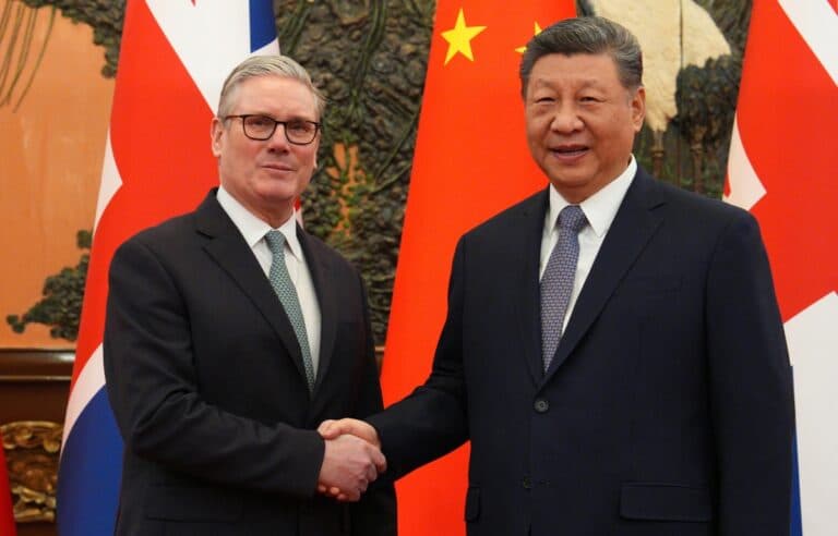 Ο Τραμπ έσπρωξε και τη Βρετανία στην Κίνα – Στάρμερ και Σι έδωσαν τα χέρια για «νέες δουλειές»