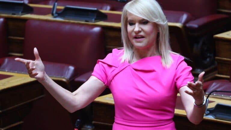 Ώπα! Η Θεοδώρα Τζάκρη «φλερτάρει» ανοιχτά με τη Μ. Καρυστιανού