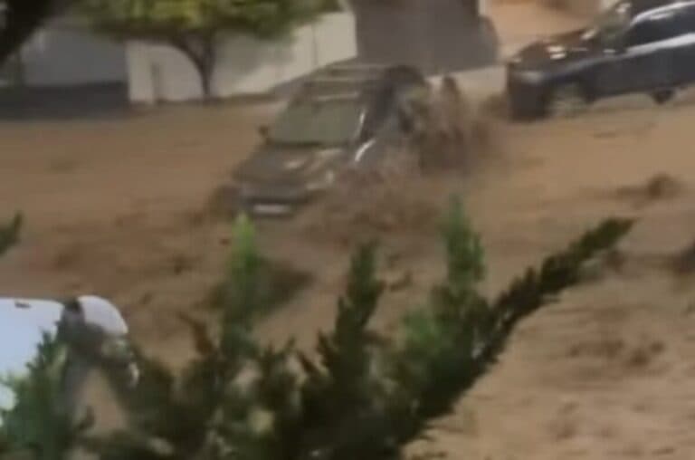 Κακοκαιρία: Χείμαρρος παρέσυρε αυτοκίνητα και κάδους στην Άνω Γλυφάδα