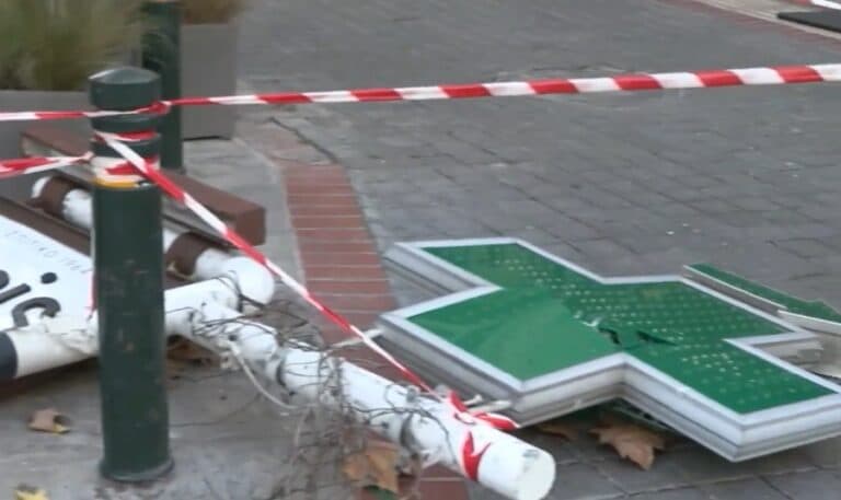 Κυψέλη: Σταυρός φαρμακείου έπεσε στο κεφάλι 16χρονης – «Είχε παντού αίματα» λέει ο πατέρας της