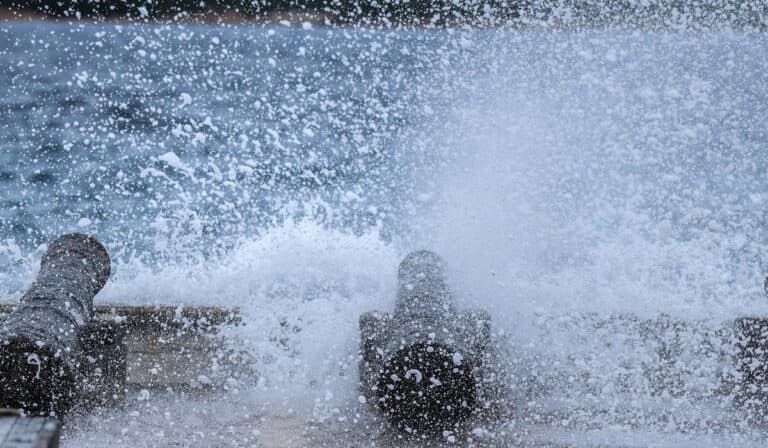 Κακοκαιρία: Έφτασαν τα 111 χλμ/ώρα οι ριπές ανέμου στην Κάρυστο