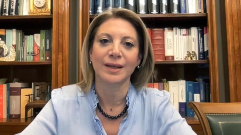 Η Μαρία Καρυστιανού και οι αμβλώσεις: Αντιδράσεις από την πολιτική σκηνή