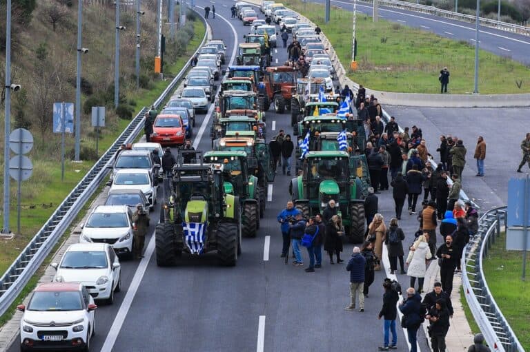 ΕΛ.ΑΣ για αγροτικά μπλόκα: Δεν έχουμε ολική διακοπή κυκλοφορίας – Μέσω παρακαμπτήριων οι μετακινήσεις