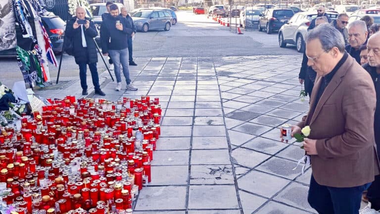 Στην Τούμπα ο Φάμελλος, άφησε ένα λευκό τριαντάφυλλο στη μνήμη των 7 οπαδών του ΠΑΟΚ