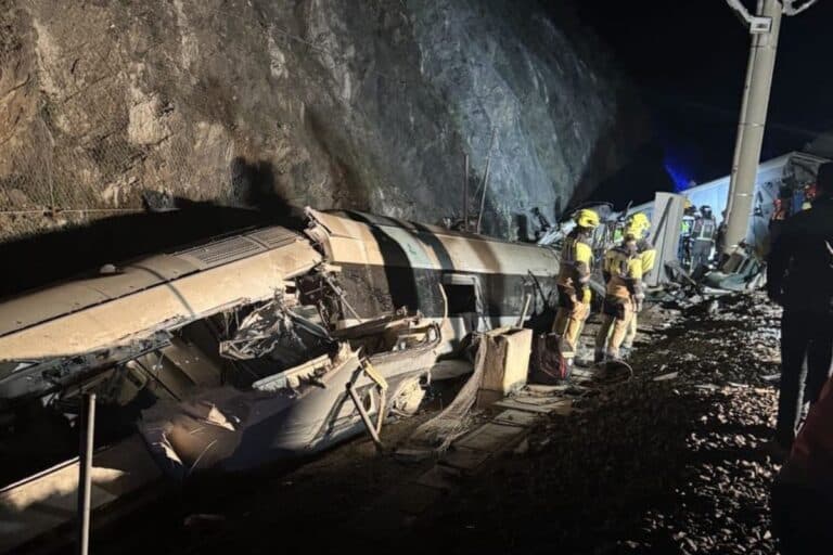 Ισπανία: Βίντεο λίγο μετά τον εκτροχιασμό – Επιβάτες σκαρφαλώνουν σε αναποδογυρισμένο βαγόνι