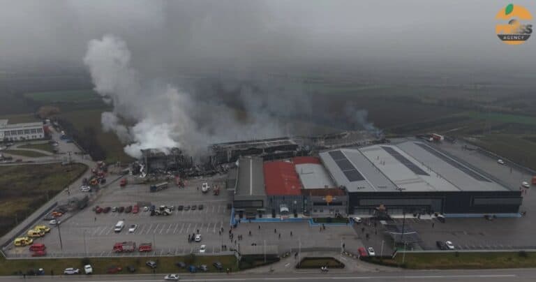 Ανείπωτη τραγωδία στα Τρίκαλα: Βίντεο drone δείχνει την απόλυτη καταστροφή στο εργοστάσιο Βιολάντα