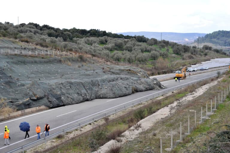 Αποκατάσταση κυκλοφορίας στην Ιόνια Οδό μετά την κατολίσθηση