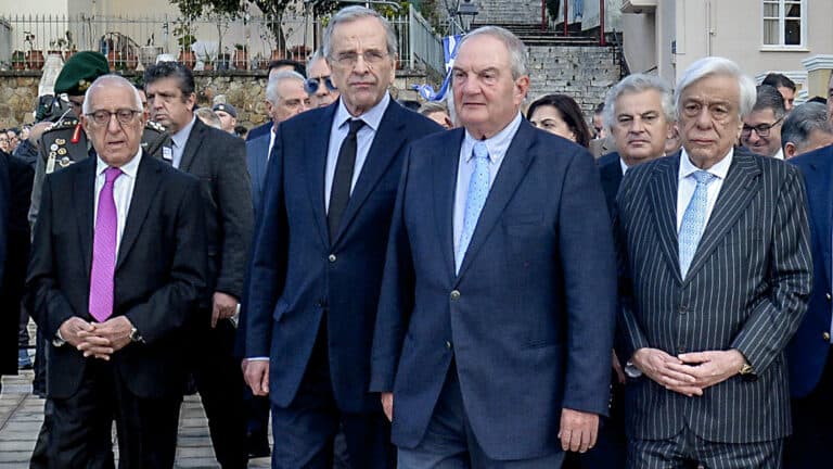 Λευκή σημαία από την Καλαμάτα: Μηνύματα συμφιλίωσης από Καραμανλή – Σαμαρά προς Μητσοτάκη