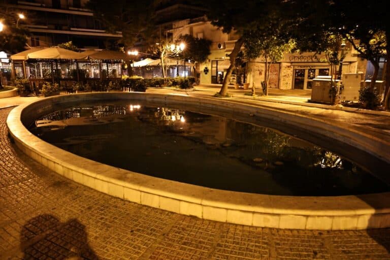 Καλλιθέα: Τουλάχιστον 10 λεπτά βρισκόταν στο νερό του συντριβανιού το 2χρονο κορίτσι