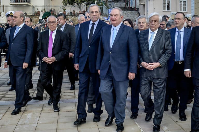 Καραμανλής - Σαμαράς και στη μέση ο Χατζηδάκης