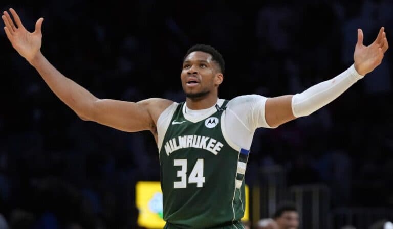 Γιάννης Αντετοκούνμπο: Παραμένει στους Μπακς τουλάχιστον έως το καλοκαίρι