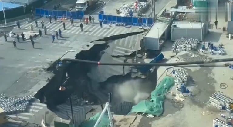 Σανγκάη: Τεράστια τρύπα στον δρόμο «καταπίνει» εργοτάξιο (Βίντεο)
