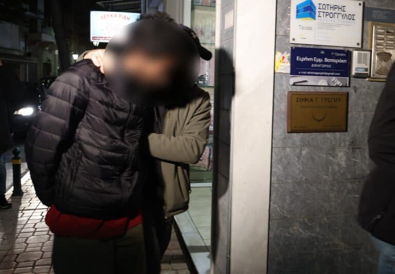 Χίος: «Δεν ήταν ο διακινητής» αναφέρουν έξι επιβάτες της λέμβου – Τι λένε οι συνήγοροι του 31χρονου Μαροκινού