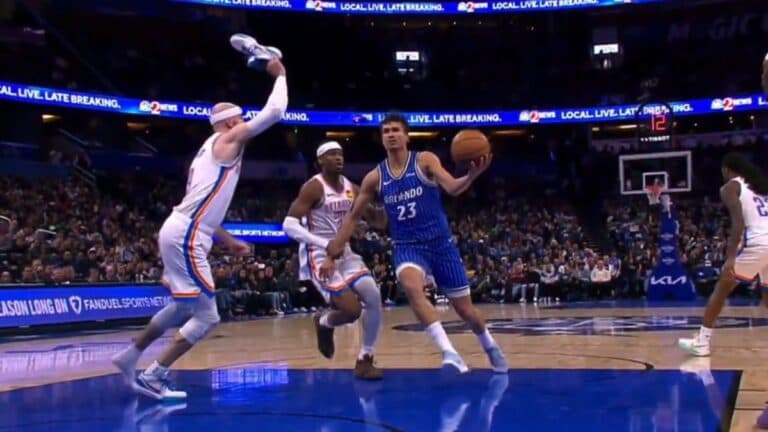 Απίθανη φάση στο NBA: Ο Καρούζο έκανε τάπα με… παπούτσι και έγινε viral