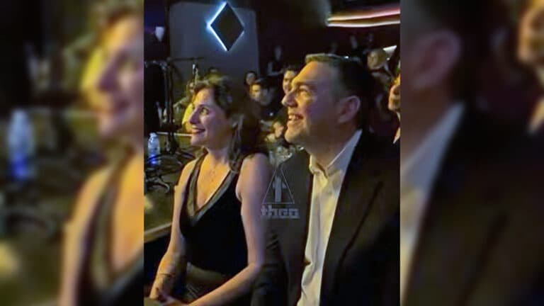 Αλέξης Τσίπρας στη μουσική σκηνή «Σταυρός του Νότου» με αφιέρωση από τον Μίλτο Πασχαλίδη