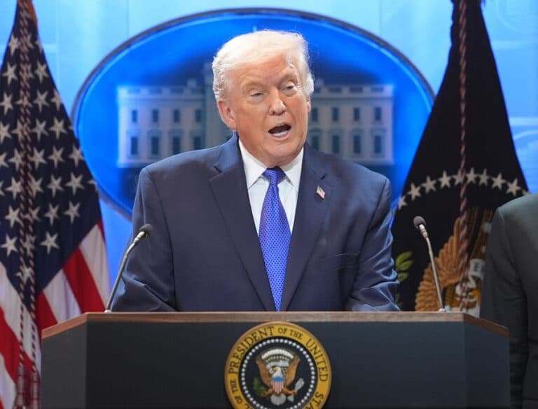 Πρόταση «βόμβα» από Τραμπ – Δίνει τα Στενά του Ορμούζ σε όποιον τον βοηθήσει να τα πάρει