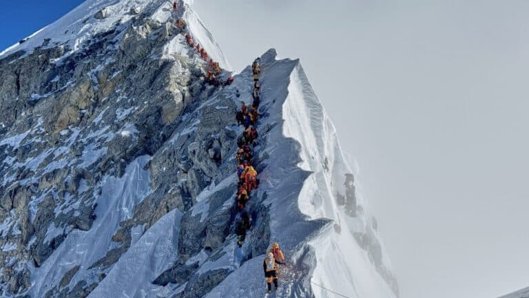 Σκάνδαλο στο Έβερεστ: Δηλητηρίαση ορειβατών για «χρυσές» αεροδιακομιδές