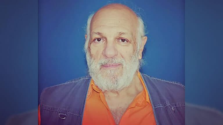 Ένας ειδικός της «γεωπολιτικής σημειωτικής» στο πλευρό της Μ. Καρυστιανού – Γιατί χαρακτηρίζει «ρύπανση» τη Γρατσία και το ελληνικό χρέος «μαϊμού»