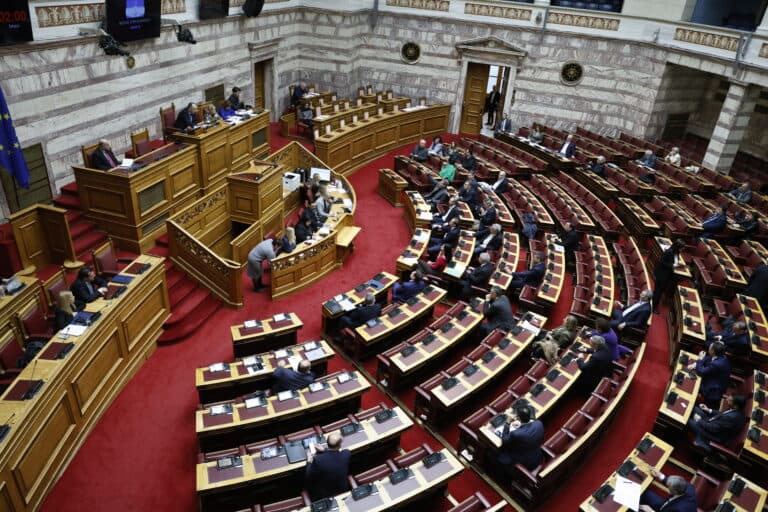 Σε «αναμμένα κάρβουνα» η γαλάζια ΝΔ στη Βουλή για τη δικογραφία