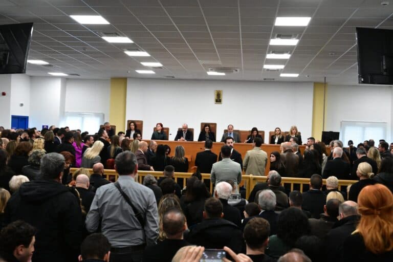 Διακοπή στη δίκη για τα βίντεο στα Τέμπη: «Θα δηλώσω αποχή, δέχομαι προσβολές» είπε η πρόεδρος