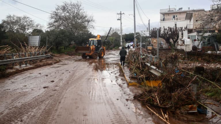 Κακοκαιρία Erminio τεράστια κύματα λιμάνι Κίμωλου