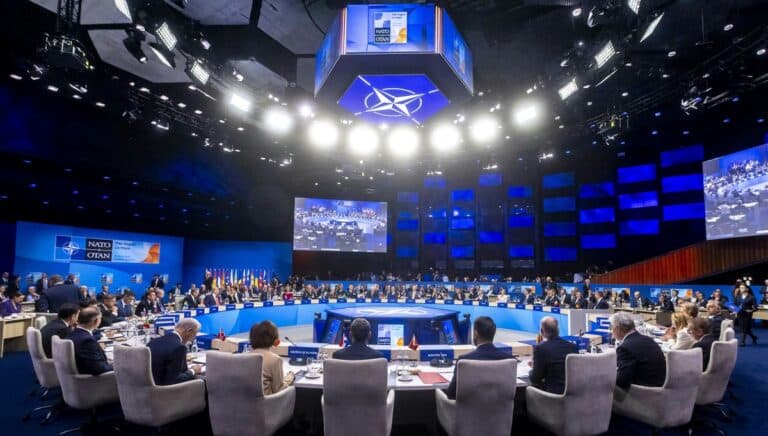 Μπορεί ο Τραμπ να αποσύρει τις ΗΠΑ από το ΝΑΤΟ – Τι ισχύει