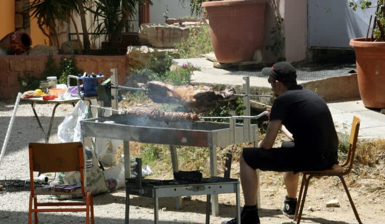 Πιο ακριβό από ποτέ το πασχαλινό τραπέζι φέτος: Πάνω από 400 ευρώ για 6 άτομα