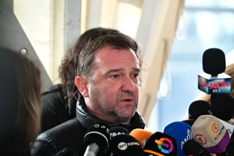 Πλακιάς για το κόμμα Καρυστιανού: Τα περιστέρια «καταλήγουν σε κατσαρόλα» – «Ψέματα» ο ξυλοδαρμός του Ρούτσι