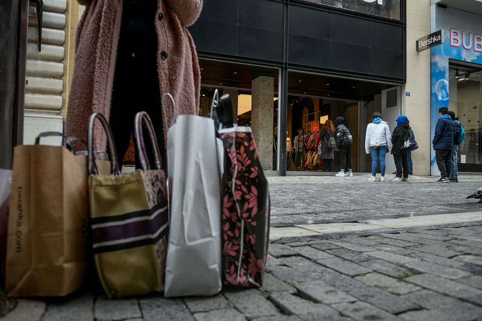 Κορωνοϊός: «Κατέρρευσε» ο τζίρος στην αλυσίδα ένδυσης