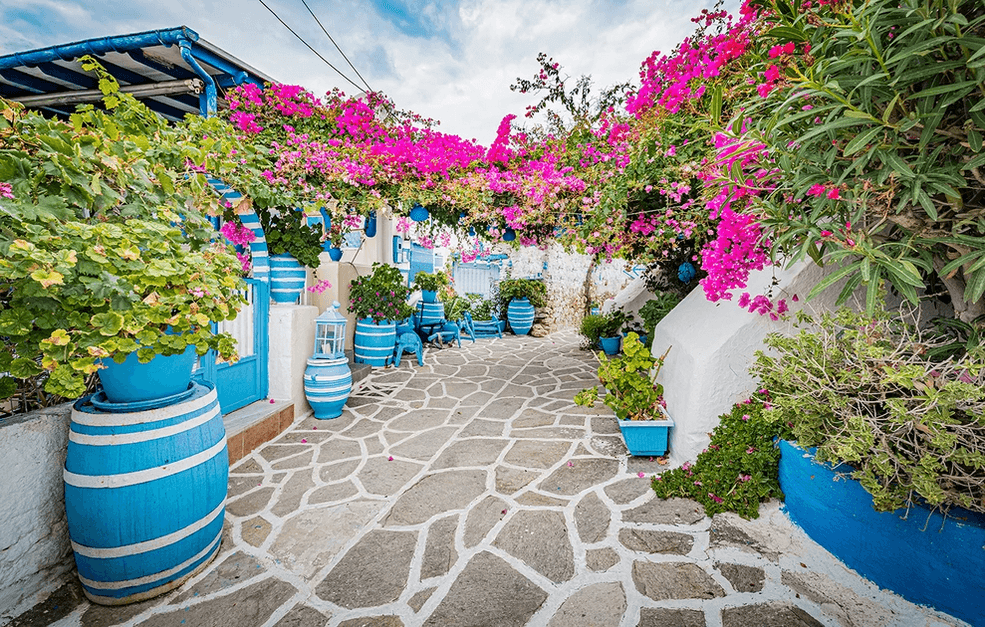 Το χωριό της Πάρου που δεν έχει τη φήμη, αλλά σίγουρα έχει τη χάρη και ομορφιά