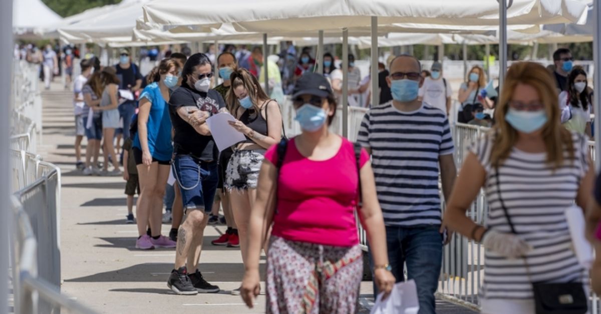 H Ισπανία ξανανοίγει τα σύνορά της αλλά παραμένει "ευάλωτη"
H Ισπανία ξανανοίγει τα σύνορά της αλλά παραμένει "ευάλωτη"