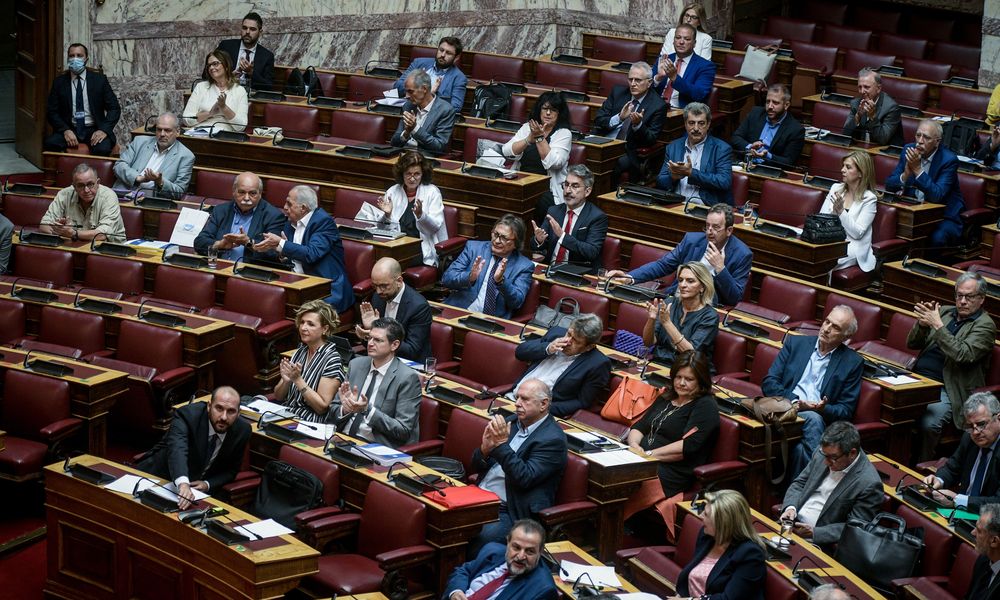 Αποχώρησε ο ΣΥΡΙΖΑ από την ψηφοφορία για τον Παπαγγελόπουλο: «Σας αφήνουμε μόνους σας να το ευχαριστηθείτε»
