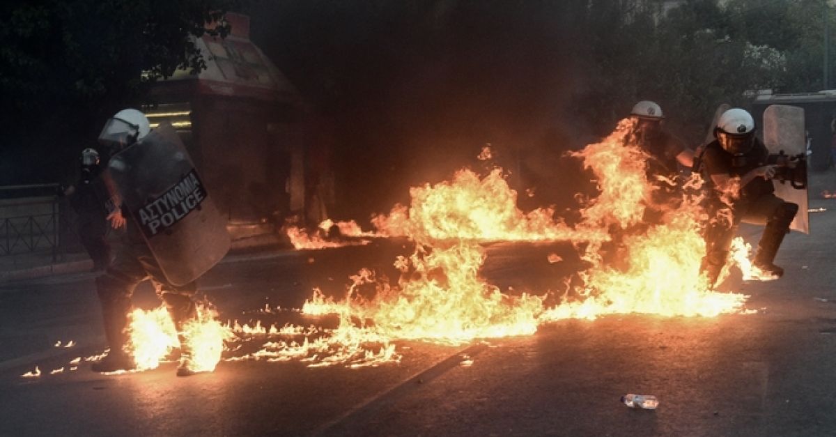 
					Βουλή: Αντιπαράθεση Χρυσοχοΐδη - Βούτση - Παφίλη για τα επεισόδια στο Σύνταγμα

