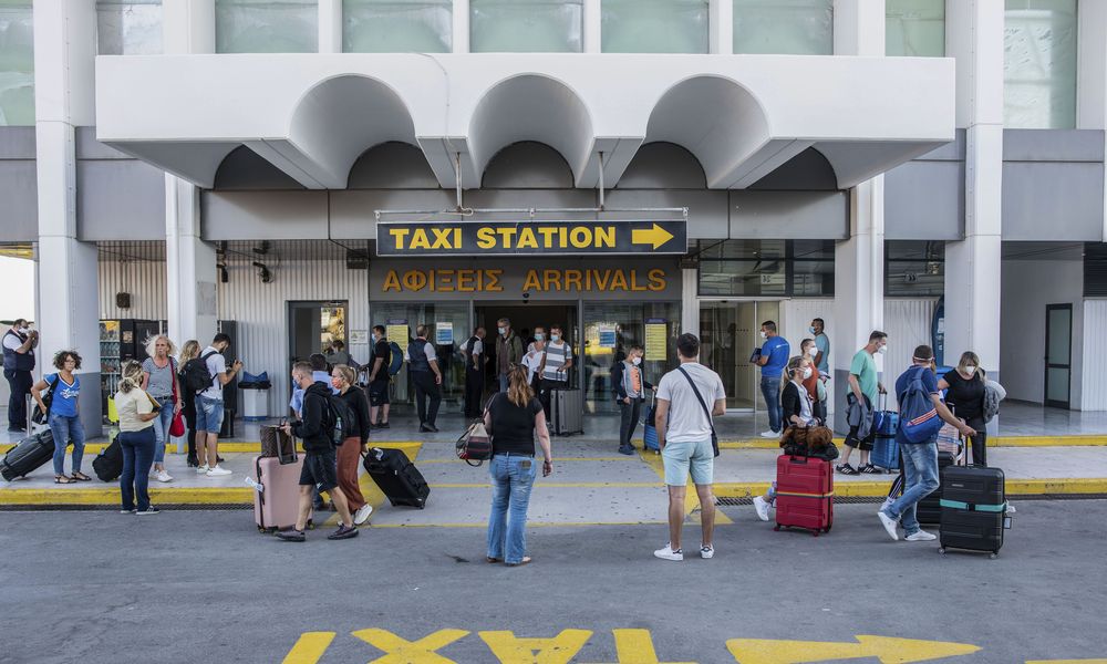 ΣΥΡΙΖΑ για Μητσοτάκη: Θα διώξει τον Θεοχάρη ή θα αναλάβει το μπάχαλο για τον τουρισμό;