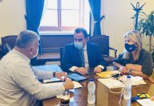 makri mitsikos synantisi