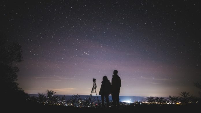 leontides deytera2 paratirisi me tileskopio nychterinos oyranos