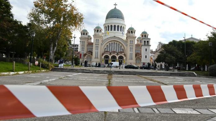 Σε αστυνομικό κλοιό βρίσκεται από το πρωί η εκκλησία του Αγίου Ανδρέα στην Πάτρα, ανήμερα της εορτής του "πολιούχου", με σκοπό την αποφυγή του συνωστισμού.