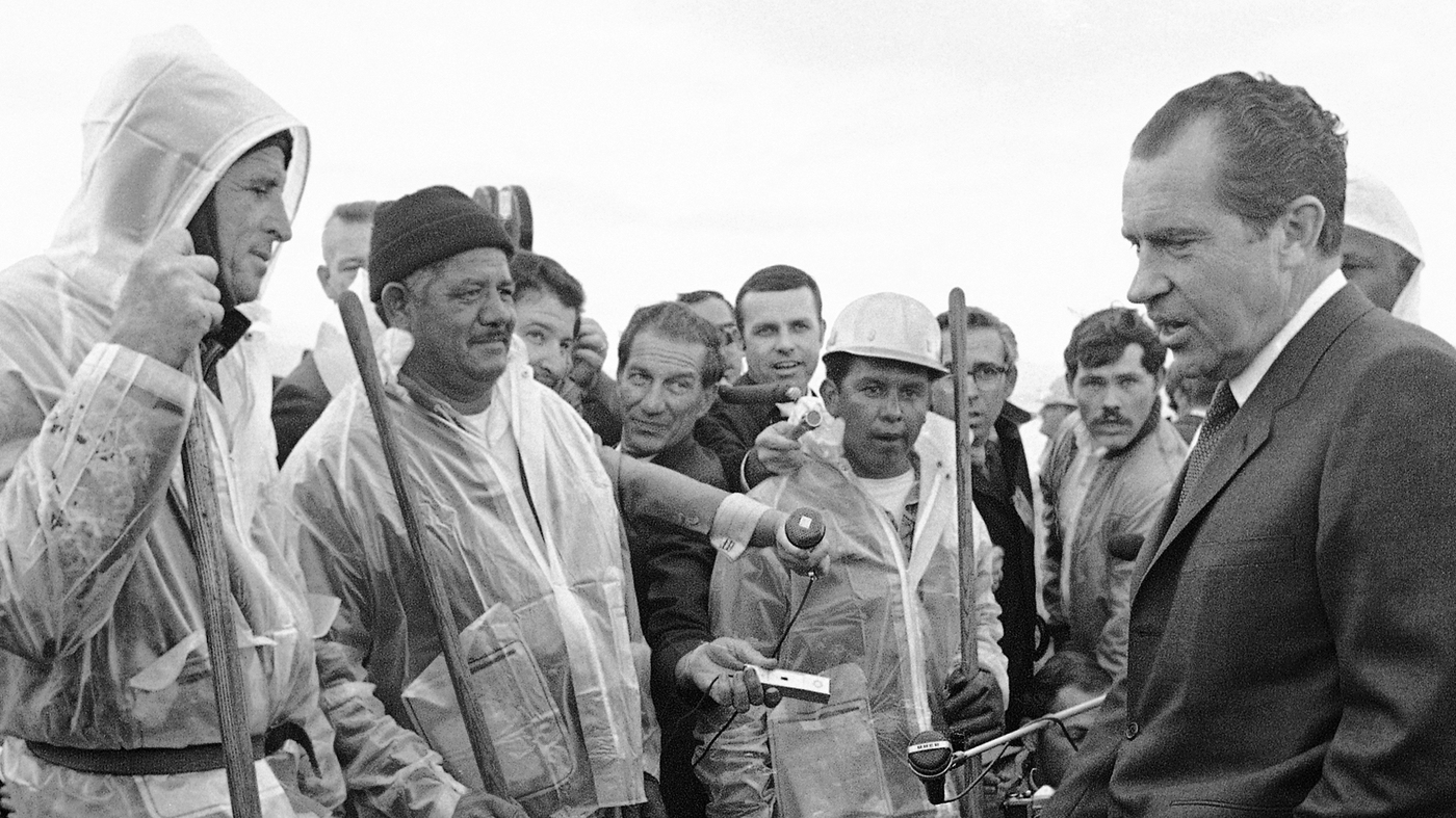 President Richard Nixon talked with workers cleaning up the oily beach at Santa Barbara in March 1969.