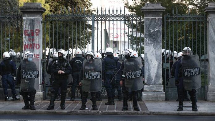 Με ανακοίνωσή της η ΕΛΑΣ έκανε γνωστή την απόφασή της για απαγόρευση των συναθροίσεων την αυριανή ημέρα με αφορμή την επέτειο της δολοφονίας του Αλέξανδρου Γρηγορόπουλου