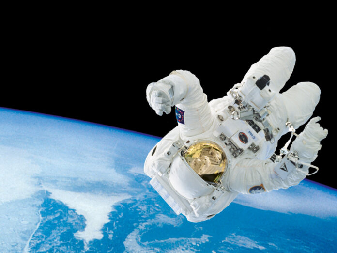 night_astronaut_pillars