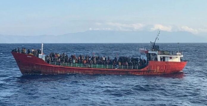 Στην Κω ρυμουλκήθηκε το φορτηγό πλοίο με τους 400 μετανάστες Στην Κω