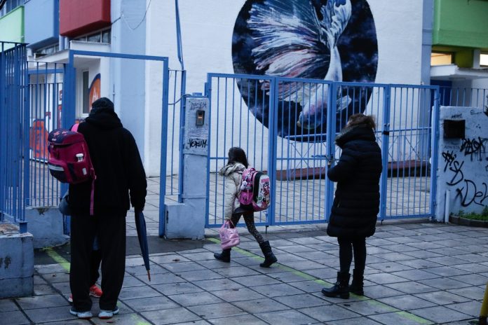 Thessaloniki; coronavirus; covid-19; parents; school; students; Θεσσαλονίκη; Ιανουάριος; άνοιγμα σχολείων; έναρξη μαθημάτων; γονέας; γονείς; δημοτικό σχολείο; κορωνοϊος; μαθητές; μαθητής; μετάλλαξη ομικρον; προσέλευση μαθητών; σχολεία; σχολείο;