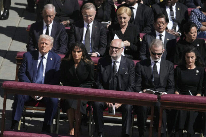 donald-trump-kideia-papa-fragkiskou-768x512.jpg