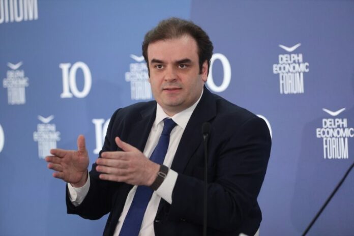 kyriakos_pierrakakis_oikonomiko_forum_delfoi_2025-768x512.jpg