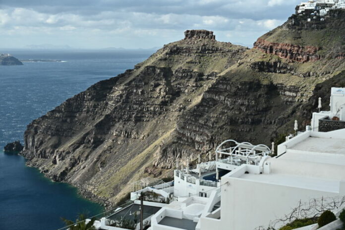 metakinountai-ta-nisia-apo-seismous-se-santorini-768x512.jpg