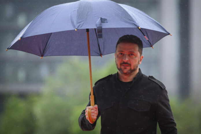 volodymyr-zelenskyy-proedros-oukranias-768x512.jpg