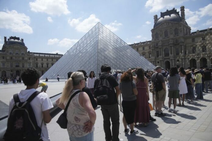 louvro_mouseio_touristes-768x512.jpg